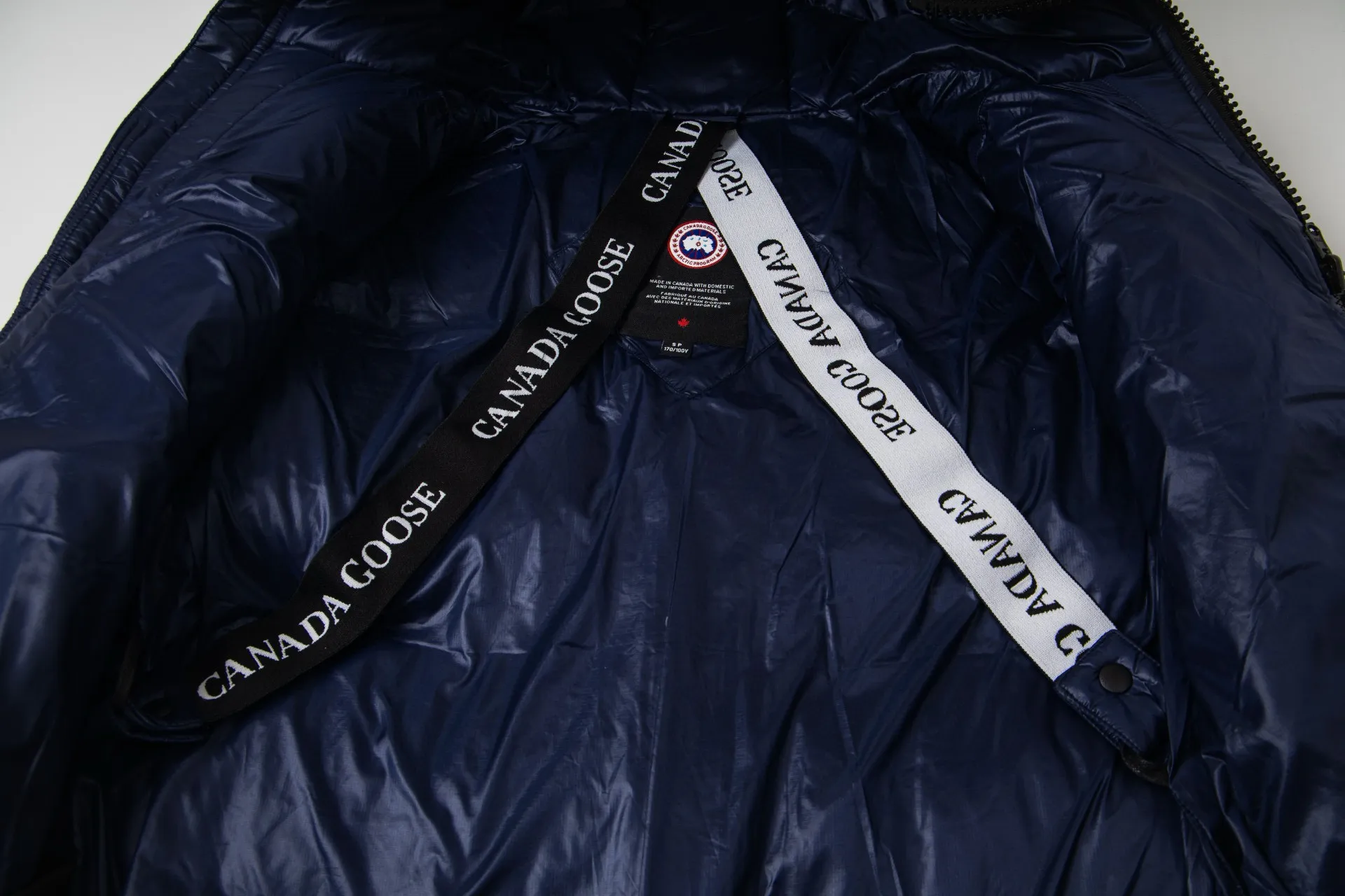 P780 Canada Goose New Puff Couple Style Hooded Down Jacket 1️⃣The fabric is made of recycled Feather-Light tear-resistant fabric, which is ultra-light and has no weight-bearing feeling on the upper body. The unique black label highlights the temperament. The interior is filled with white duck down, making the upper body very light and comfortable! 2️⃣It is very youthful and energetic, and can be easily worn by both men and women. It is very in line with the fashion aesthetic concepts of today's young people! 3️⃣ A full set of customized accessories, complete with three standards, same style for men and women, a must-have for couples. Size: S-XXL